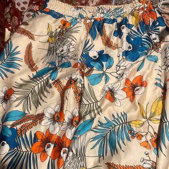 A Stylish, Festive Pants - Picture 1 of 4